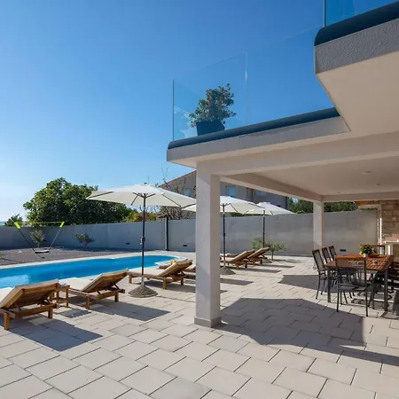Petra Divine With Heated Pool * Kaštela